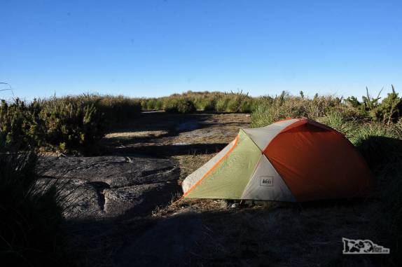 Finalmente, o sol chega à nossa barraca ao lado do Castelo do Açu, no Parque Nacional da Serra dos Órgãos, no Rio de Janeiro